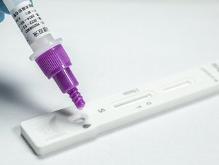 家长质疑布置作业太晚被班主任踢出群,当地教育局回应